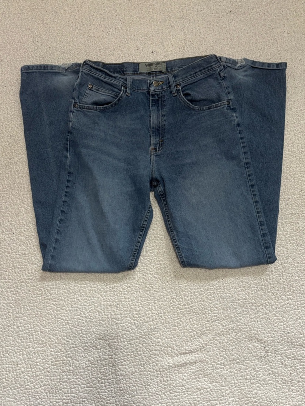 Men’s Wrangler Classic Mid-Wash Blue Denim Jeans. 30 x 34